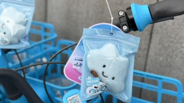 骑单车送玩偶，哈啰单车这波营销情绪价值给满