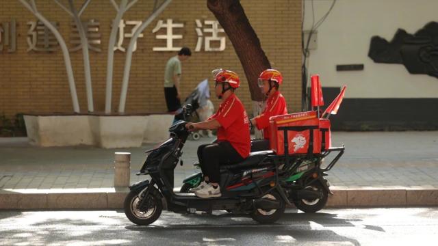 京东外卖试点骑手帮扔垃圾服务，网友吵翻了