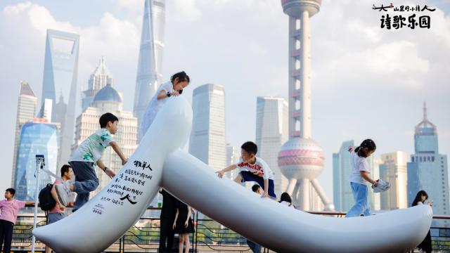 把大山里的童诗搬到外滩，中国银联诗歌展巨吸睛