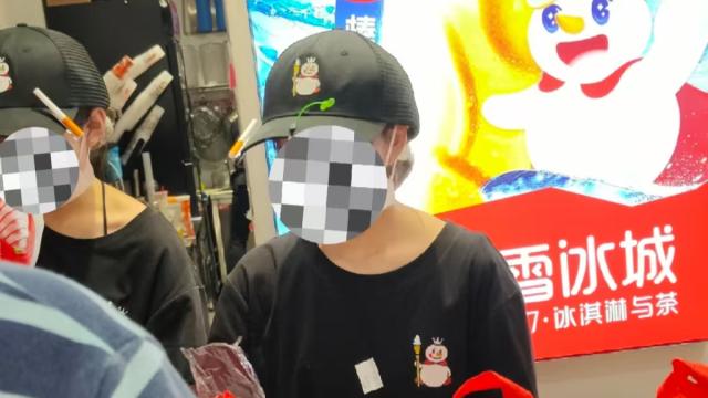 门店员工集体戴香烟发夹，蜜雪冰城又双叒被骂