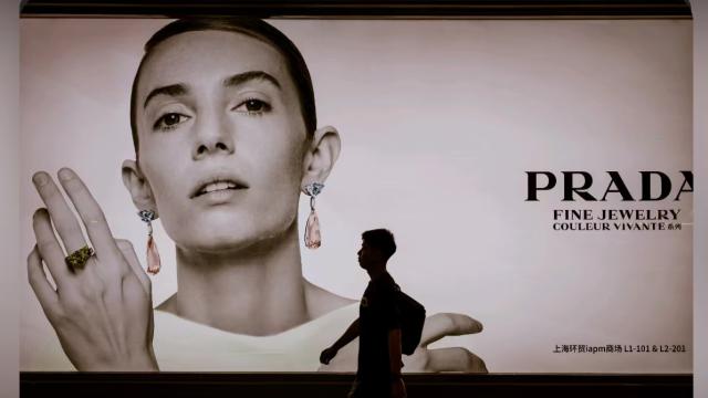 Prada黑白风街头广告，靠顶级审美征服路人
