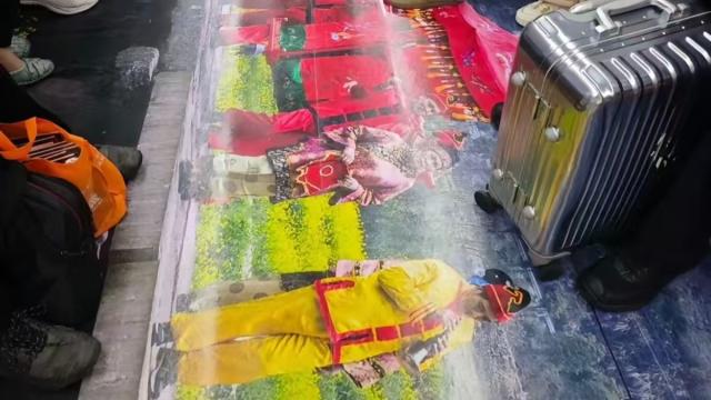 在车厢地板印刷迎亲队伍，宁波地铁广告被评阴间