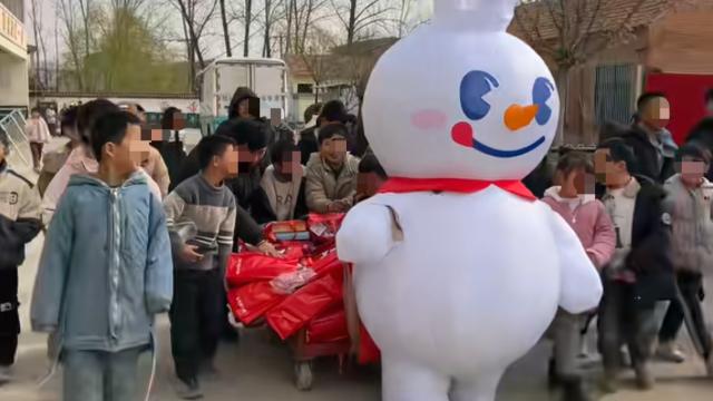 蜜雪冰城这场上大分的公益行动，被全网夸爆了