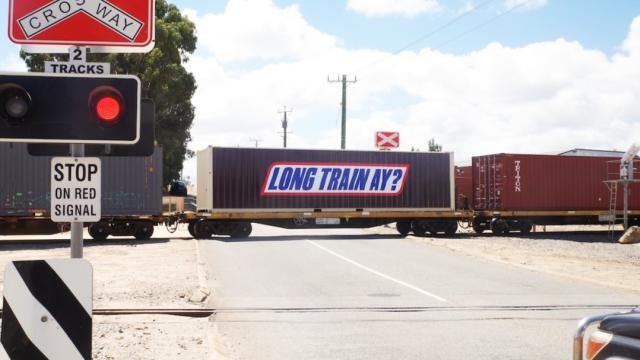 士力架这个户外广告，有种欠嗖嗖的感觉