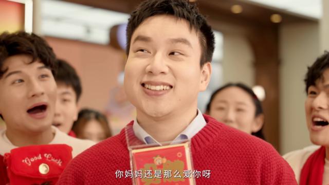 旺仔广告小男孩长大了，名创优品拍了部更魔性的续集